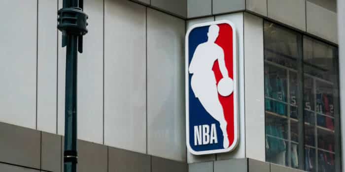 새로운 NBA 지침은 게임 중 휴대전화 사용을 목표로 하는 것입니다.